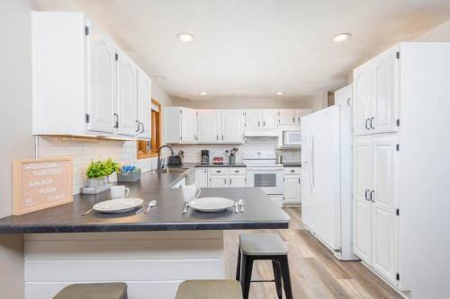 Appleton Casa | East Side 3 Br 2 full bath King Bed