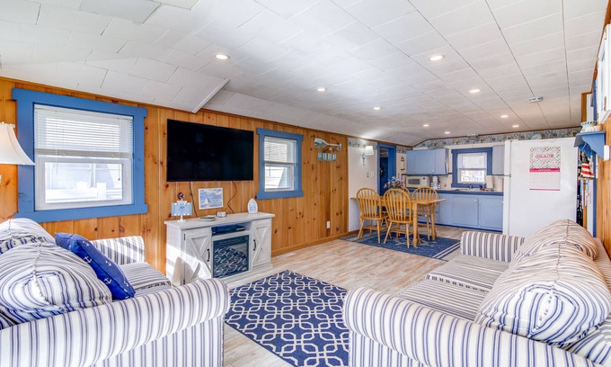 East Wareham Cabaña | East Wareham Waterfront Cottage w/ Private Dock!