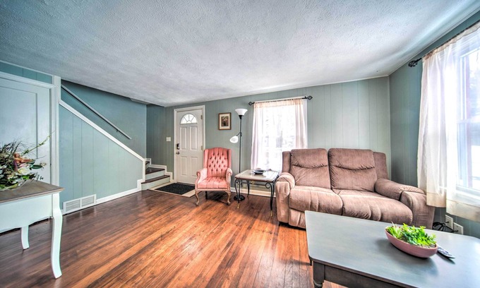 Eastlake Casa | Eastlake Home w/ Patio < 1 Mi to Lake Erie!