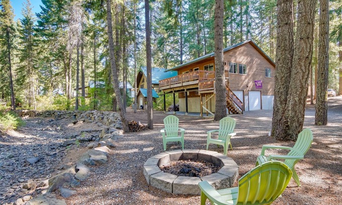 Easton Cabina | Easton Creekside Cabin w/ Private Deck & Fire Pit!