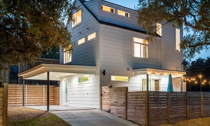 Blackshear-Prospect Hill Casa | Eastside Home w Awesome Yard - Golf Pool Firepit