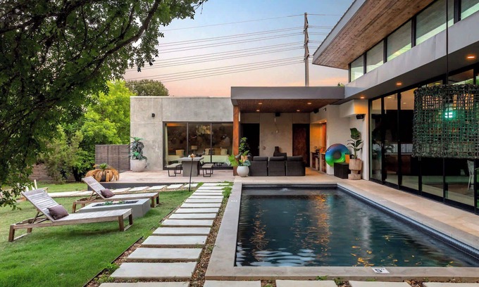 Parker Lane Casa | Eastside Mansion with Pool—7 Mins to Rainey Street