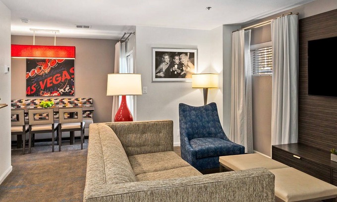 Las Vegas Complejo | Easy access to the National Finals Rodeo and to the Las Vegas Strip.