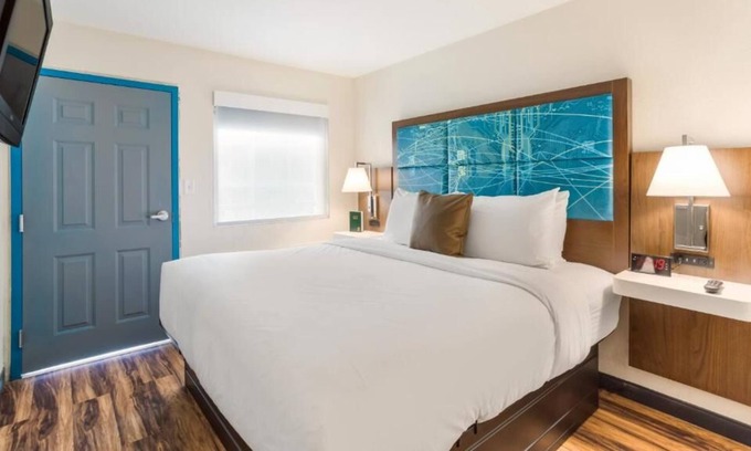 Merry Oaks Casa | Easy Airport & Downtown Access! 3 Comfortable Units, Free Breakfast, Pool