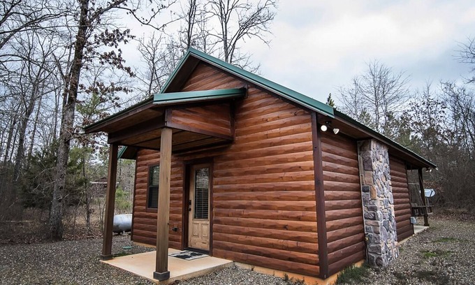 Hochatown Cabina | Easy Livin '- Romance en los pinos