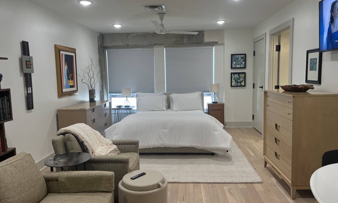 Tupelo Apartamento | Easy walk to restaurants, coffee and ice cream shops, retail shopping, and more!