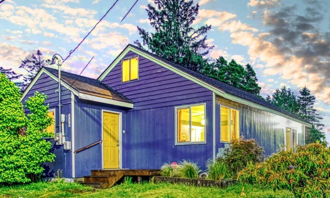 Westport Casa | Eclectic Beachy Escape – Pet-Friendly with Surfer Vibes
