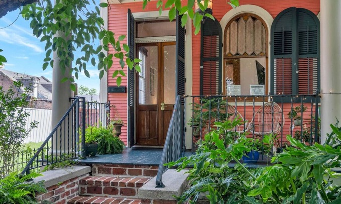 Treme Casa | Eclectic Duplex | Lovely Yard, Live Like a Local