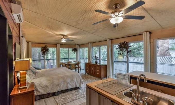 Chapel Hill Casa | Eclectic Forest View Efficiency in Quiet Chapel Hill Neighborhood