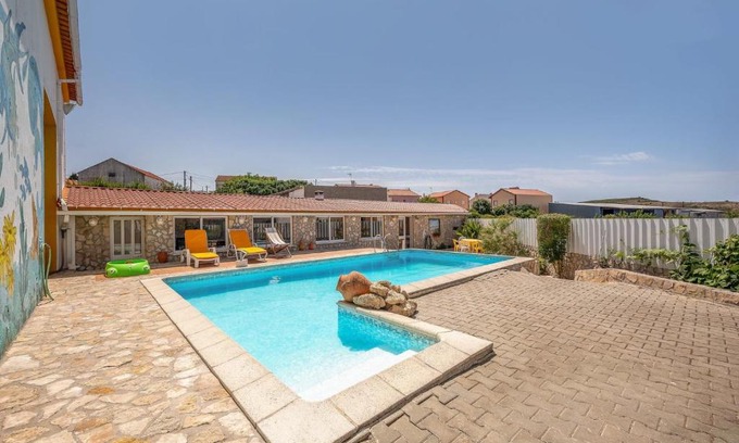 Arruda dos Vinhos Casa | Eclectic oasis with poolside charm in Arranhó