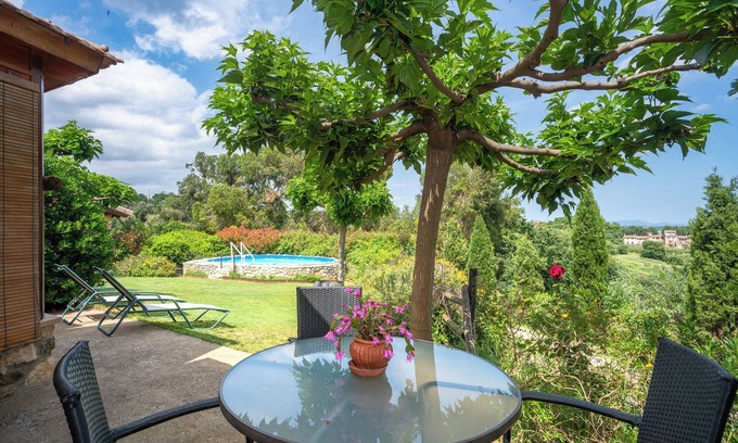 Llado Cabaña | Casa rural en Alt Empordà. Piscina, jardines y bonitas vistas