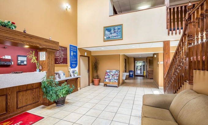 Fairview Heights Hotel | Econo Lodge Inn & Suites Fairview Heights - St. Louis