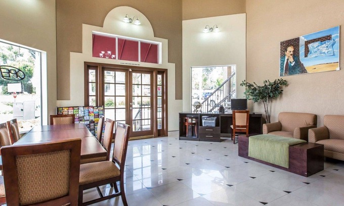 Fallbrook Hotel | Econo Lodge Inn & Suites Fallbrook Downtown