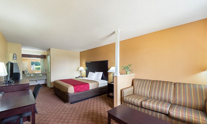 Government Hill Hotel | Econo Lodge Inn & Suites Downtown Northeast near Fort Sam Houston