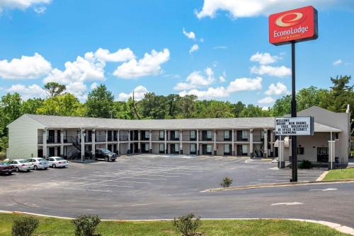 Evergreen Hotel | Econo Lodge Inn & Suites
