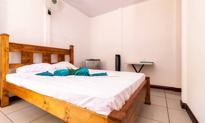 Cahuita Cabina | Habitación Privada-solo 5 minutos de la playa-abanicó-Parqueo Privado-FREE WIFI