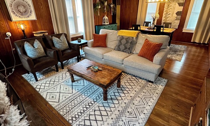 Hendersonville Cabaña | Ecusta Trail House- Dog Friendly- 1.5 miles from down town!