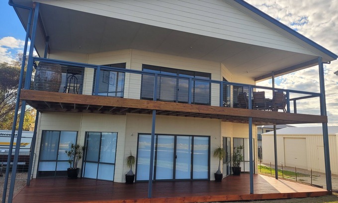 Melville Casa | Edithburgh Sea Views-2 storey holiday home with pool table! Off peak special!
