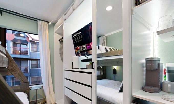 Historic District Apartamento | Prime Breck Location at River Mountain Lodge Studio
