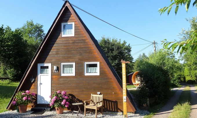 Feriendorf Eichwald Casa | Eichhörnchen-in der Natur Zuhause-fass-sauna im Garten