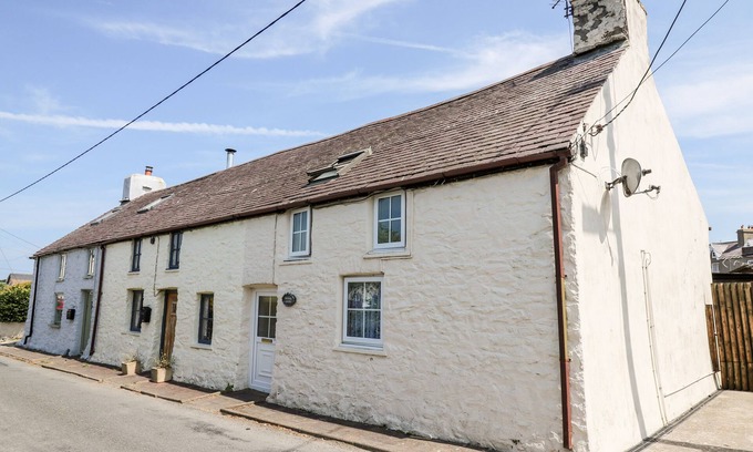 Llansantffraed Cabaña | EIDDWEN, pet friendly, with a garden in Llanon