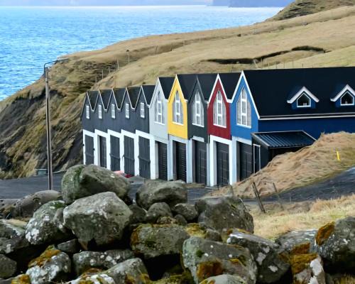Vidareidi Apartamento | Eiðsvíkslon - The Red Boathouse by the Sea