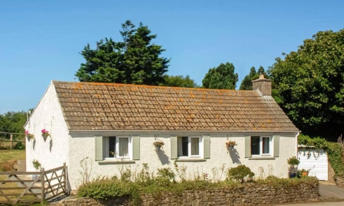 Nolton Cabaña | Eira's Cottage - Tranquil Family Getaway Near Coast