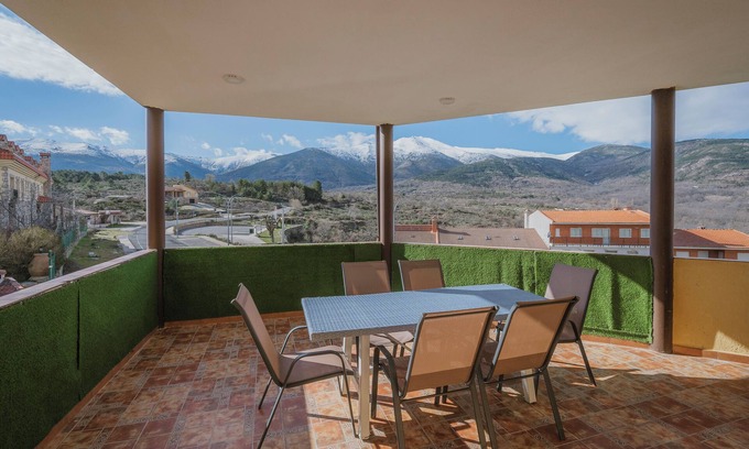 Villanueva de Avila Casa | El Encanto del Alberche, 'Casa 2' con vistas a la montaña, piscina compartida y Wi-Fi