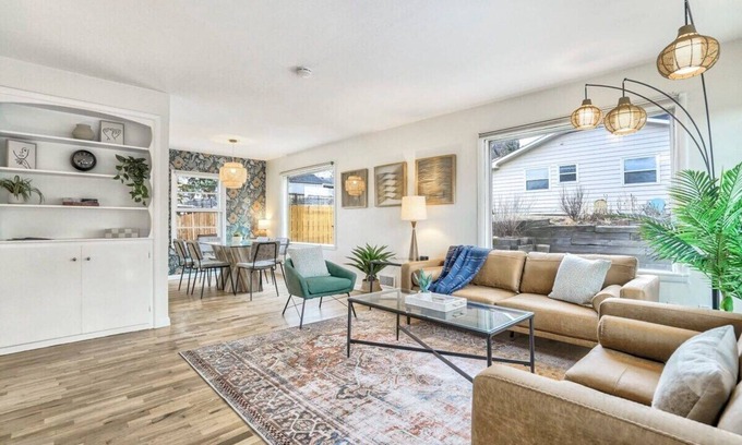 Broadmoor Casa | El Sereno Ascent! Pet-Friendly Executive Home