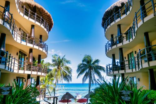 Centro de Playa del Carmen Hotel | El Taj Oceanfront and Beachside Condo Hotel