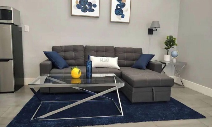 Las Vegas Casa | Elegant 1 Bedroom Guesthouse w/ Living Room and Kitchen.