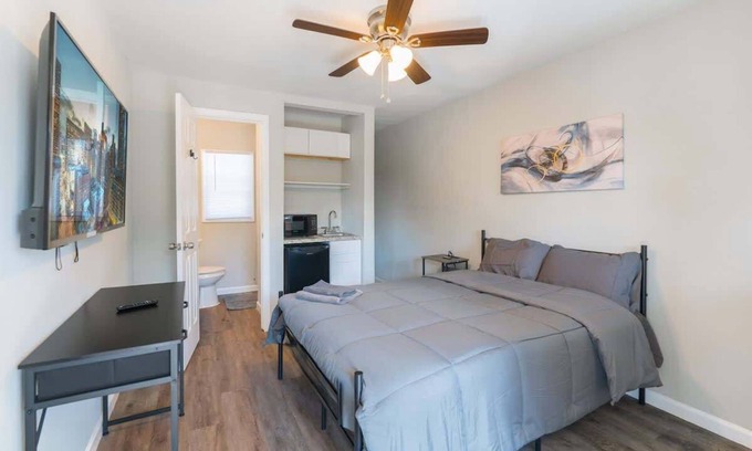Greater Third Ward Apartamento | Comfy 1 - Bedroom APT w/ Queen Bed & Bath