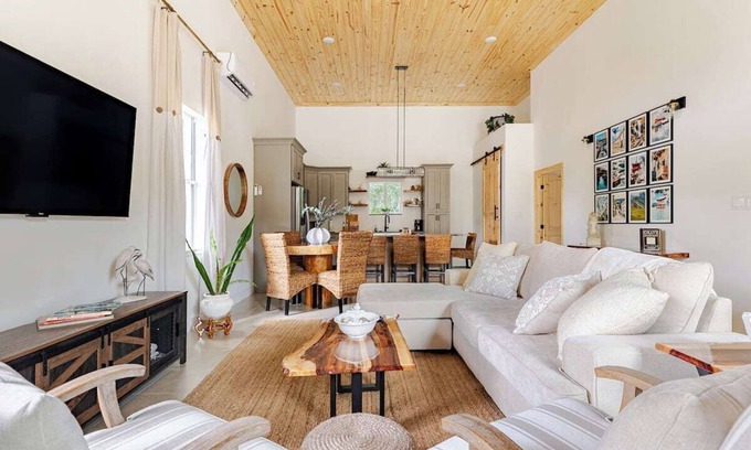Sanford Casa | Elegant 2-bedroom 2-bathroom house in charming Sanford.