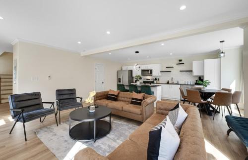 Maple Hill Casa | Elegant 2 Story Bloomfield 3 Kings 2 Queens