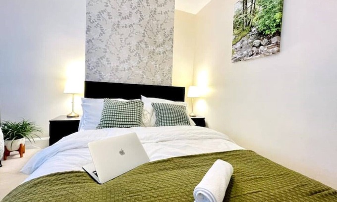Falconwood and Welling Apartamento | Elegant 2BR 5G Wi-Fi Netflix Parking Garden 4 Beds