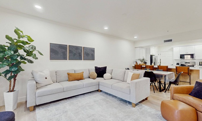 North Scottsdale Condominio | Elegant 2nd floor Condo w/balcony & luxury amenities - pool/hot tub/gym