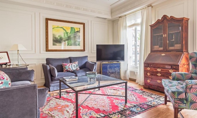 Castellana Apartamento | Elegant 3-Bedroom Apartment in Exclusive Barrio Salamanca Stylish & Spacious, Padilla III