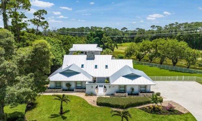 Wellington Casa | Elegant 4 Bedroom Pool home with pond