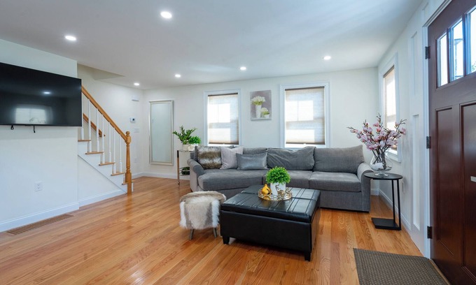 Readville Apartamento | Elegant 4BR/3BR Home w/Yard & 4 Parking in Dedham