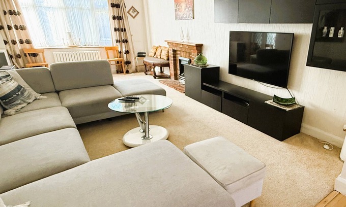 Chigwell Casa | Elegant 5BDR Executive Home, Chigwell