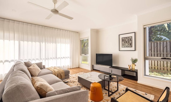 Rochedale Casa | Elegant 5BR Family Home Modern Comfort @ Rochedale