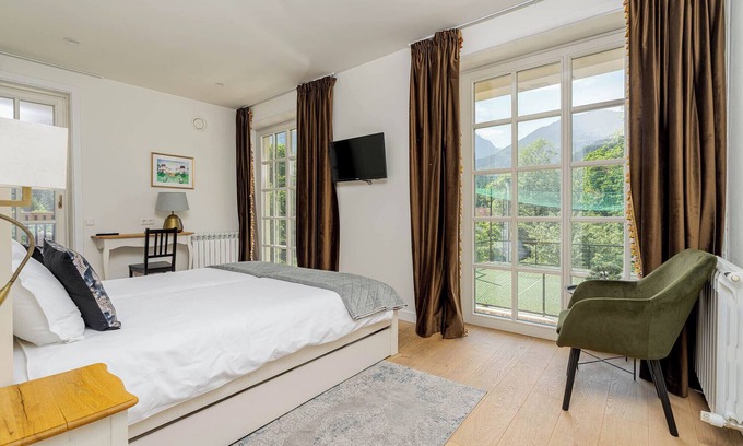 Bran Casa | Elegant 6-Bedroom Lodge with Sauna, Hot Tub & Mountain Views near Bran Castle
