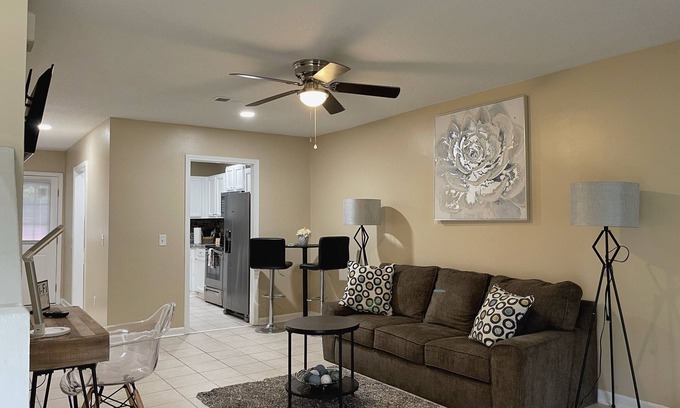 Columbia Apartamento | Elegant and cozy 2 bedroom apartment minutes from Ft. Jackson and VA Hospital.