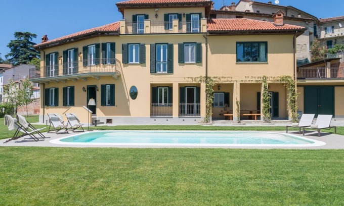 Vignale Monferrato Apartamento | Elegant and spacious villa perfect for accommodating up to 12 guests is located in the center of Vignale in the heart of Monferrato area, nominated a UNESCO World Heritage Site in 2014. The house is equipped with every comfort: WiFi, air conditioning, ou