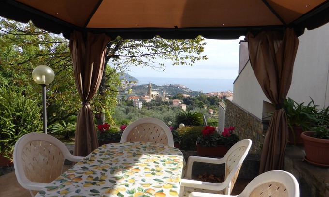 Poggi Apartamento | Elegante apartamento, impresionantes vistas al mar, jardín, terraza, estacionamiento.