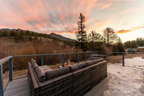 Bailey Casa | Elegant Cabin W Riverfront Deck & Pool