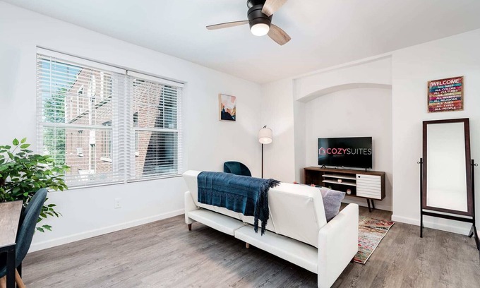 DeBaliviere Place Apartamento | Elegant Cozysuites 2BR Condo w/parking! 03