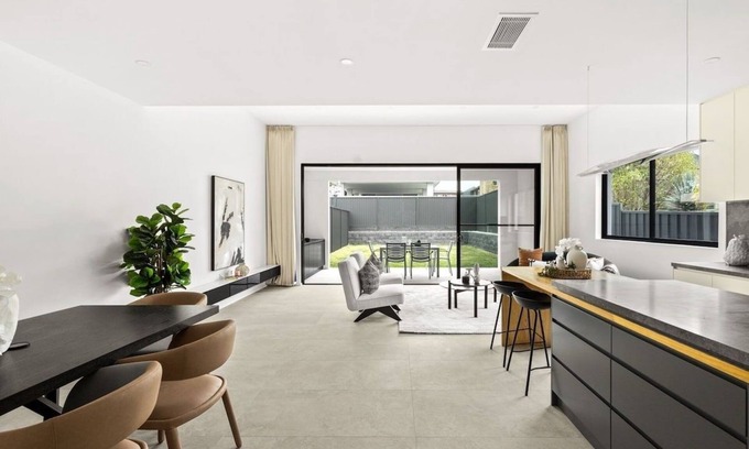 Picnic Point Casa | Elegant Designer House - Family & Pet Friendly