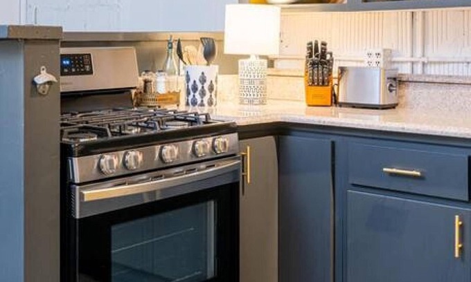 Downtown Asheville Apartamento | Elegant Edgy Loft on Historic Alley Parking