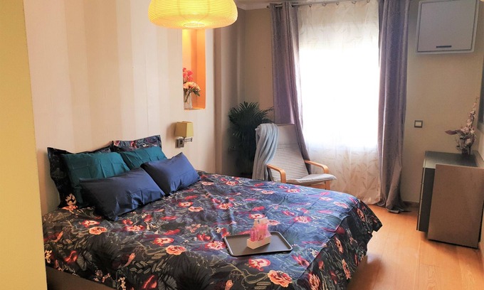Rincón de la Victoria Cama Y Desayuno | Elegant Ensuit Room inside a charming terraced house